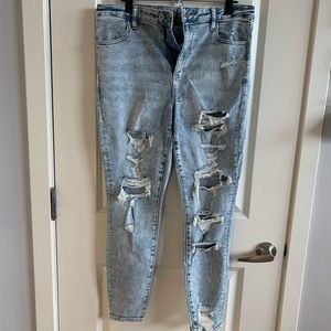 AMERICAN EAGLE DISTRESSED SKINNY JEANS new with tags!